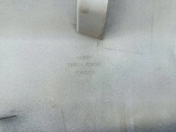 Moldura de maletero Toyota Yaris III OEM 76811-0DA30 image 4