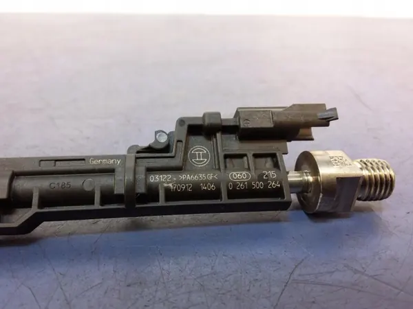 Inyector Combustible BMW OEM 8626147 para Serie 5 G30 V8 image 3