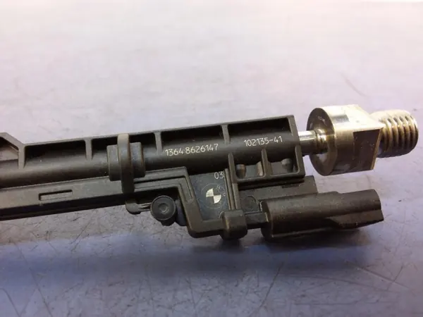 Inyector Combustible BMW OEM 8626147 para Serie 5 G30 V8 image 4