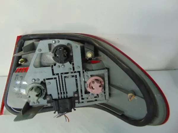 MERCEDES E-KLASA 2.2CDI 1998 Linker Achterlicht A210 820 43 64 image 3