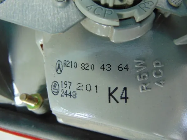 MERCEDES E-KLASA 2.2CDI 1998 Linker Achterlicht A210 820 43 64 image 4