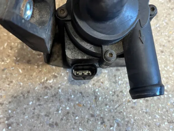 Pompe de circulation d'eau BMW OEM 9230233 - Occasion image 3
