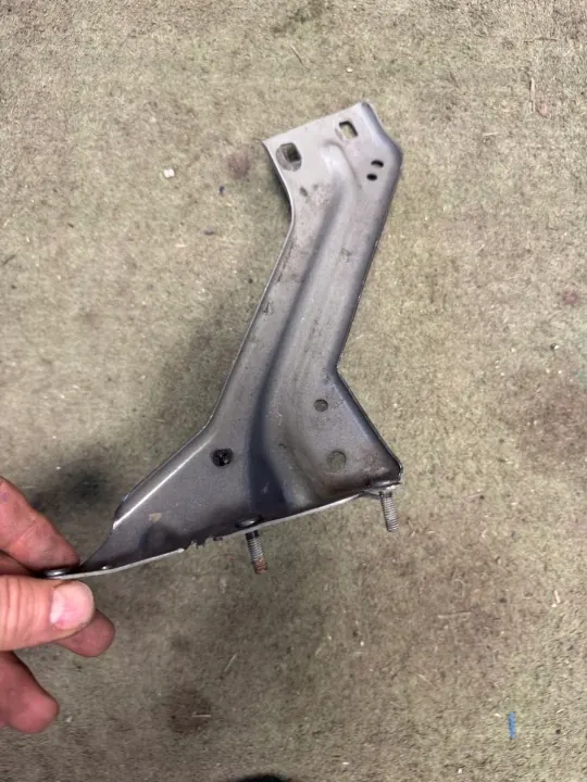 Audi Q5 8R Kotflügelhalter links vorne OEM 8R0821135 image 2