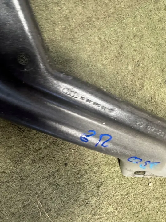 Audi Q5 8R Kotflügelhalter links vorne OEM 8R0821135 image 4