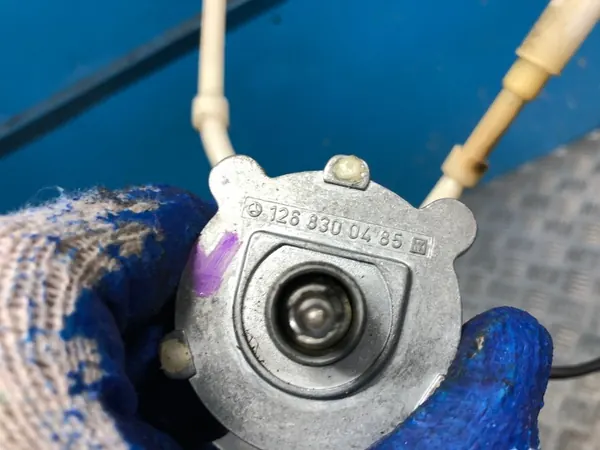 Mercedes W126 SEC 500 luchtregelaar OEM 1268300485 image 4