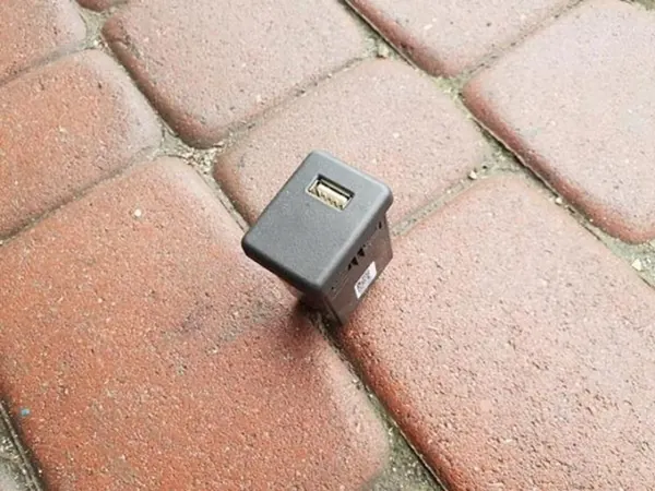 Enchufe USB OEM 39087528 para Opel Zafira C Insignia B image 2