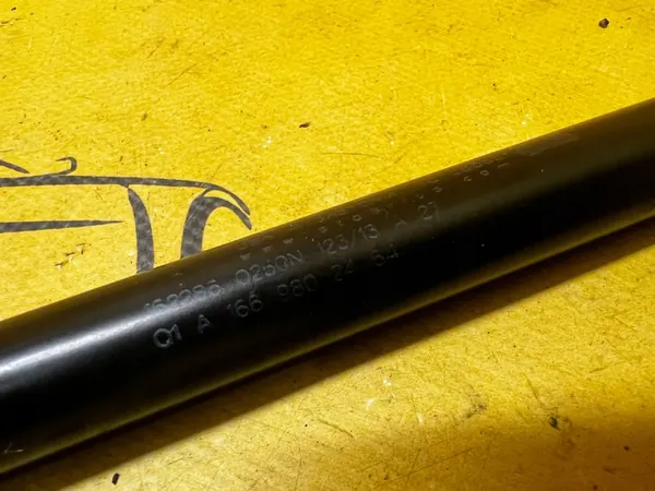 Motorhuvlyftstöd för Mercedes GL X166 image 7