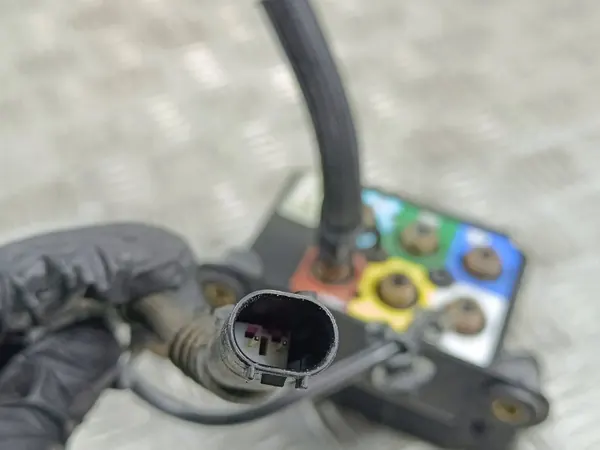 Bloco válvulas suspensão ar Maserati Levante - Traseiro image 3