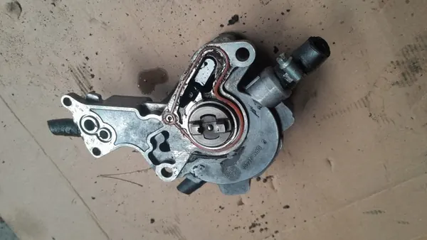 Bomba de vácuo VW Golf IV 1.9 TDI OEM 038145209A image 3