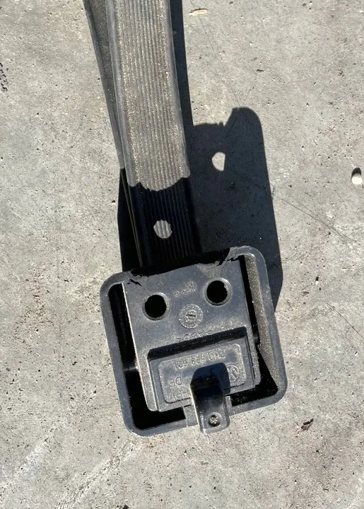 Puxador de porta-malas Volkswagen usado OEM 7H0829621 image 3