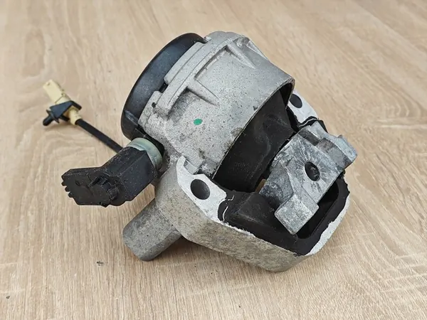 OE VAG Moottorin tuki Audi A6, A7, A8 10- image 2