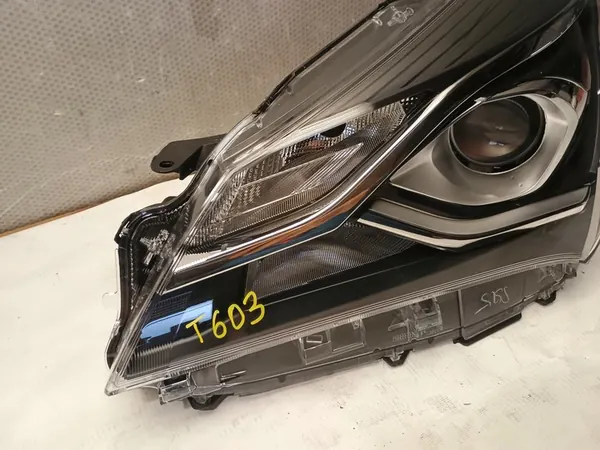 Faros izquierdo Toyota Yaris III 2017-2020 OEM 81170-0DJ90 image 2