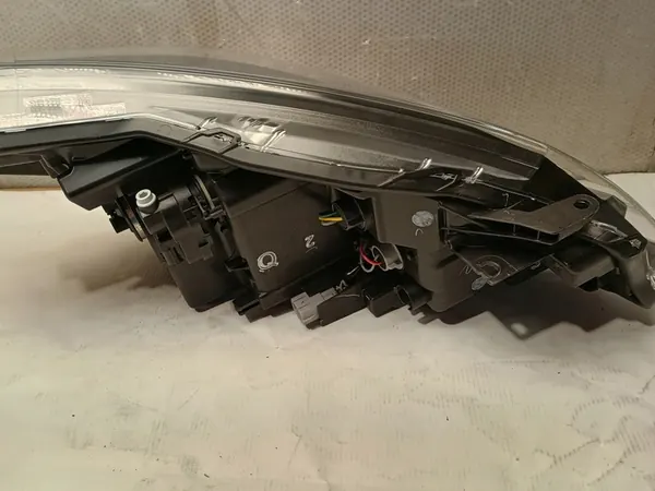 Faros izquierdo Toyota Yaris III 2017-2020 OEM 81170-0DJ90 image 5