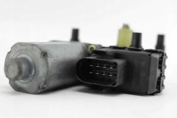Motor de ventana Bosch OEM 0130821786 - Usado image 3