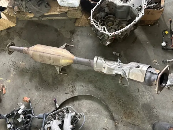 Toyota Auris II Katalysator OEM 1.8 Hybride image 2