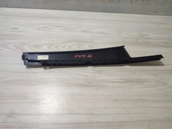 Skoda Scala 2020 Moldura janela porta dianteira direita OEM 657837902 image 3