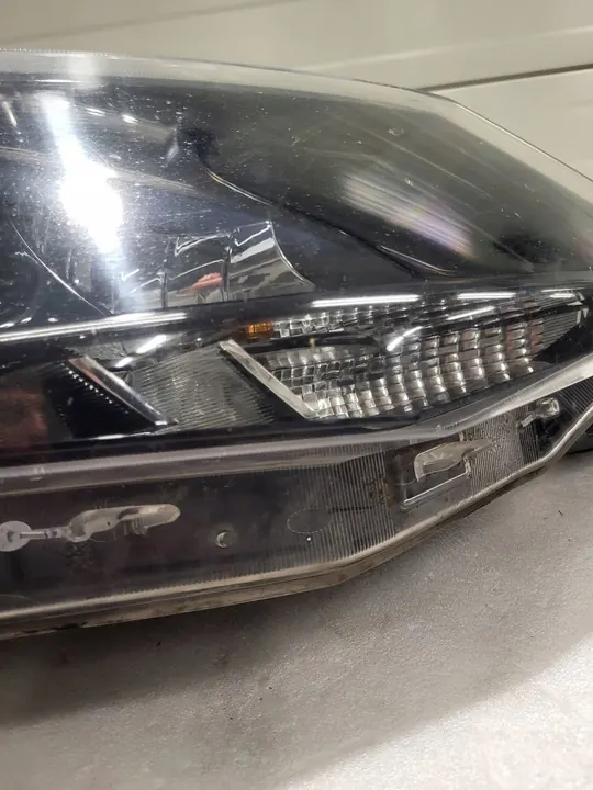 Farol direito Skoda Fabia III 6V1941016A image 2