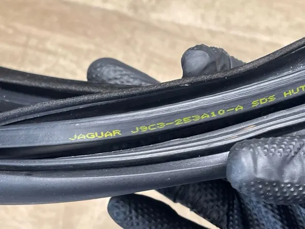 Joint de porte arrière gauche Jaguar E-Pace OEM J9C3-253A10-A image 3