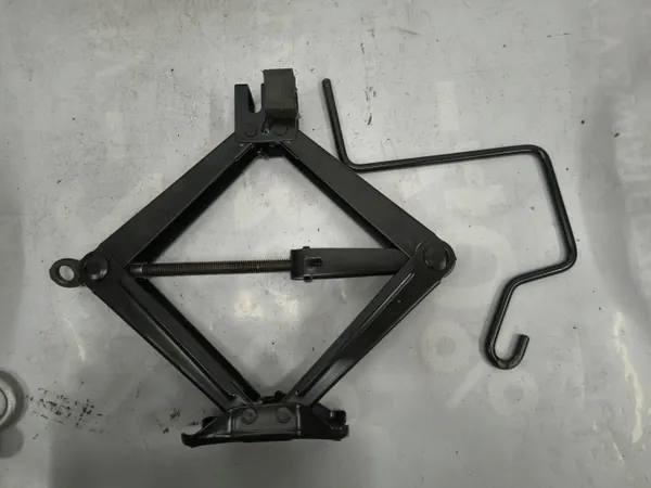 Alfa Romeo Giulia Kofferraumteppich Set OEM 51811832 image 5
