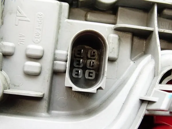 Lanterna traseira esquerda OEM 8P3945095A Audi A3 8P - Usada image 9