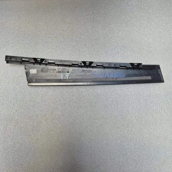 OEM 7P6837902 Garniture vitre avant droite Touareg image 3