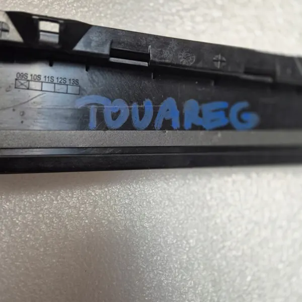 OEM 7P6837902 Garniture vitre avant droite Touareg image 4