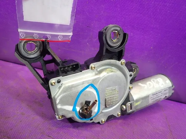 AUDI A4 B5 Kombi 94-99 Heckwischermotor 8D9955711 image 2