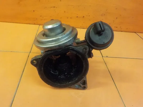 EGR-venttiili VW Touareg 2.5 TDI 070128070F 070128073 image 2