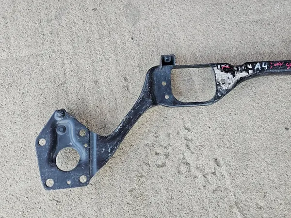 AUDI A4 B5 Etu Alareunavahvistus 8D0805851F image 3