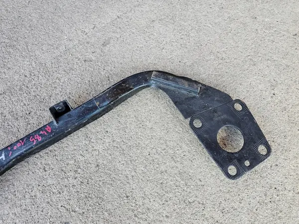 AUDI A4 B5 Etu Alareunavahvistus 8D0805851F image 4