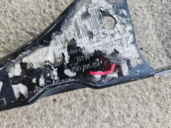 AUDI A4 B5 Etu Alareunavahvistus 8D0805851F image 5