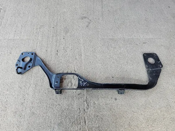 AUDI A4 B5 Etu Alareunavahvistus 8D0805851F image 6