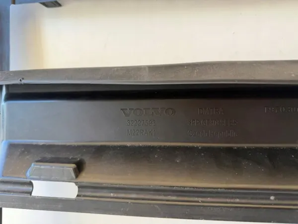 Volvo XC40 Lufteinlass OEM 32227593 - Gebraucht image 3