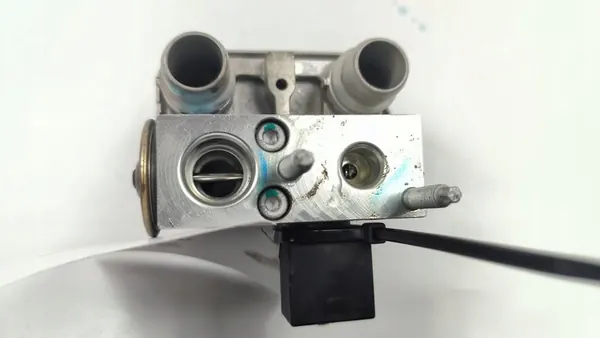 Válvula A/C Opel Corsa F image 4