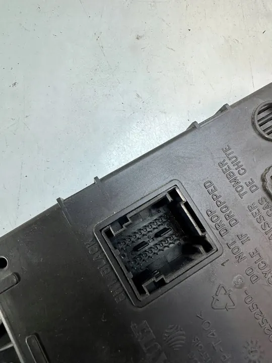 RENAULT SANDERO BCMX90V7 Styrenhet 8201279201 image 3