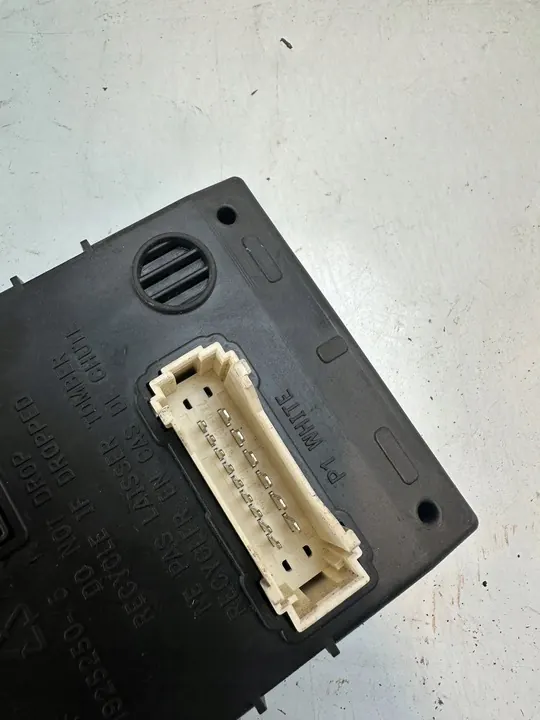 RENAULT SANDERO BCMX90V7 Styrenhet 8201279201 image 4