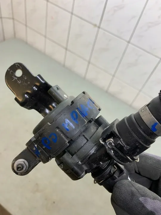 Pompe à eau OEM 9833196380 pour Citroen C4 III image 3