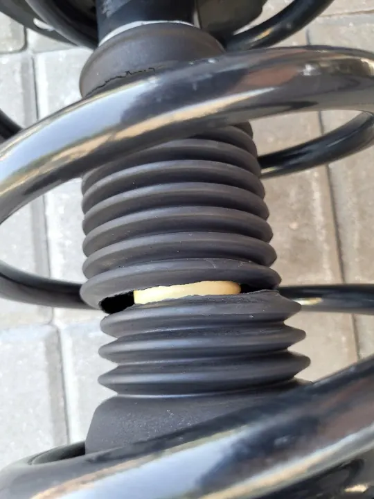 Vasen iskunvaimennin OEM LUOA1856981 Mitsubishi Outlander III PHEV image 5
