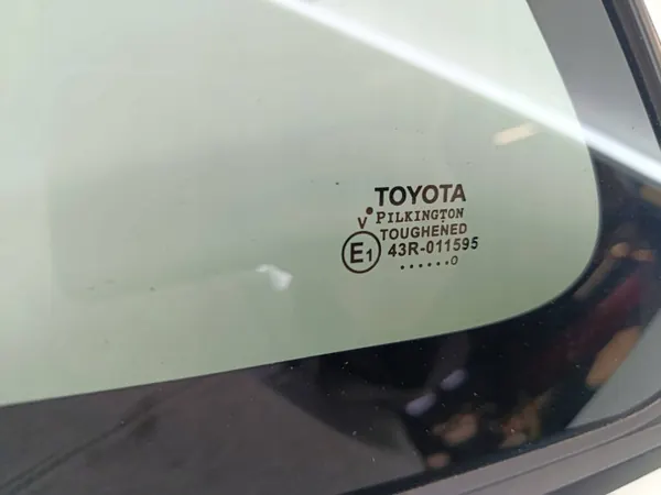 Toyota Corolla E21 vänster bak kromsidoruta OEM 43R-011595 image 4