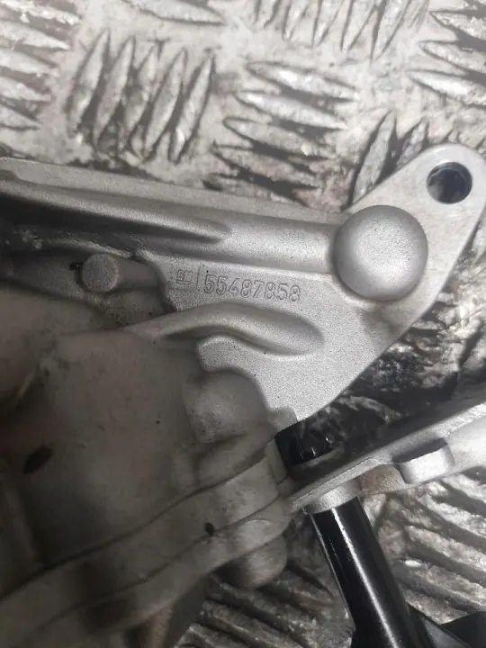 Bomba de aceite OEM 55487858 para Opel Astra J 1.6L Diésel image 5