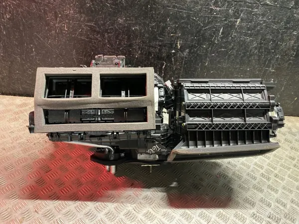 Carcasa del soplador OEM LJ8B-R018W12-AC Ford Mustang Mach-E image 2