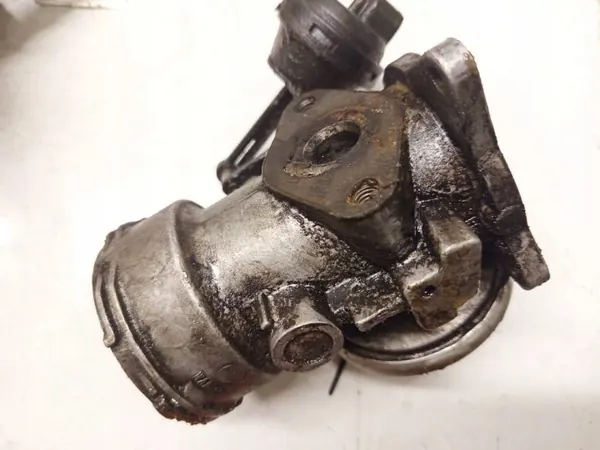 Válvula EGR usada OEM 038129637A para VW Passat 1.9L image 2