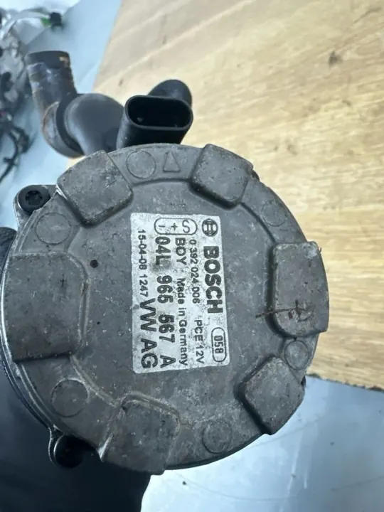 Pompe de circulation d'eau OEM 04L965567A VW Golf VII image 8