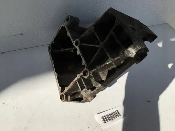 Ilmastointikompressorin Kiinnike OEM 1031310935 Mercedes W124 image 8