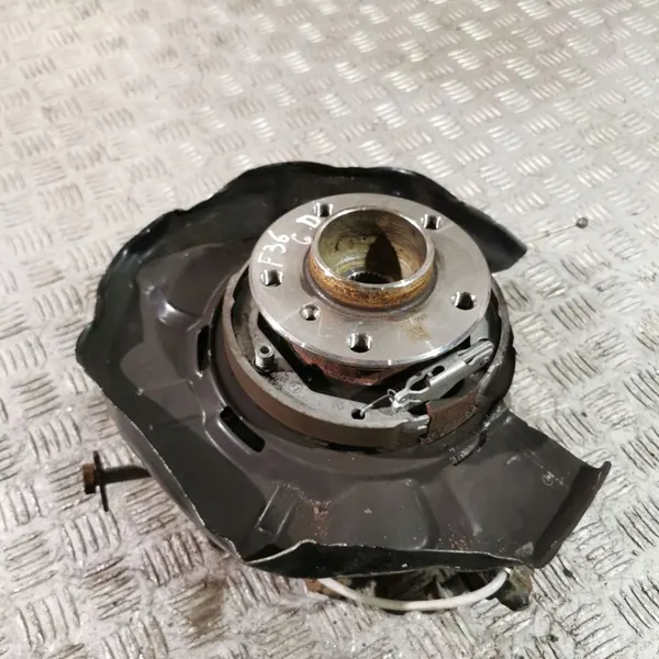 UTO33712 BMW Bakhjulsnav - Begagnad OEM-del image 3