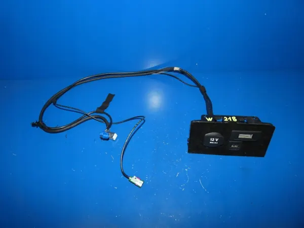 Mercedes-Benz OE USB/AUX/12V-pistorasia CLS W218:lle image 2