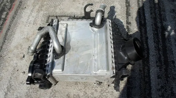 Mercedes Ladeluftkühler OEM A6540900100 - Gebraucht image 2