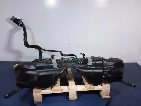 Mercedes-Benz polttoainesäiliö OEM A2124708601 image 2
