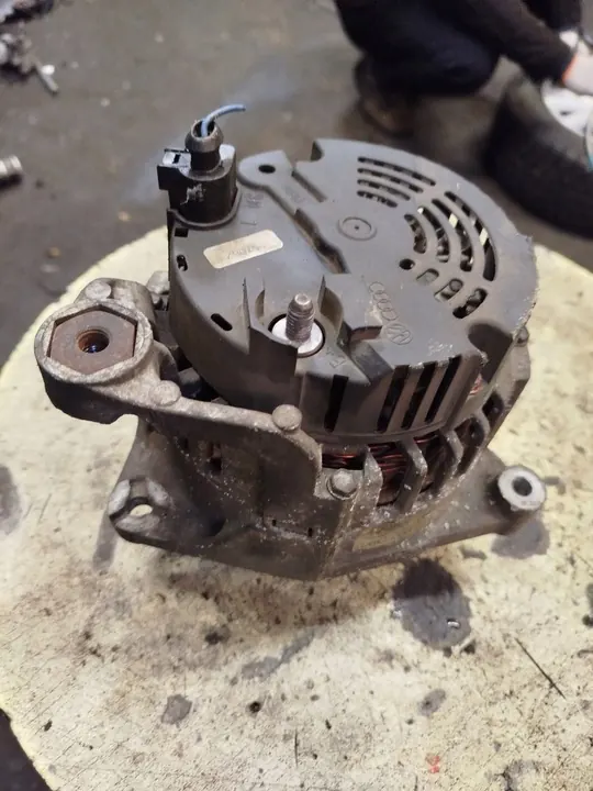 Audi A6 C5 Alternaattori OE 06C903016A image 4