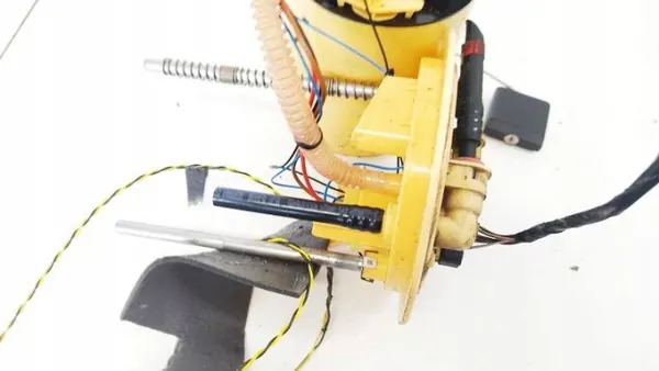 Pompe à carburant Ford Kuga OEM 8V419275AC 2008 2.0L image 3